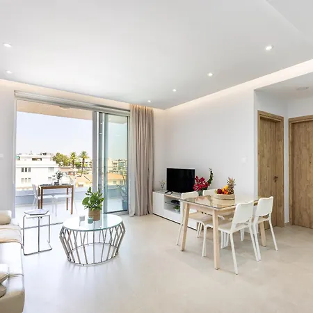 Attika Apartment *